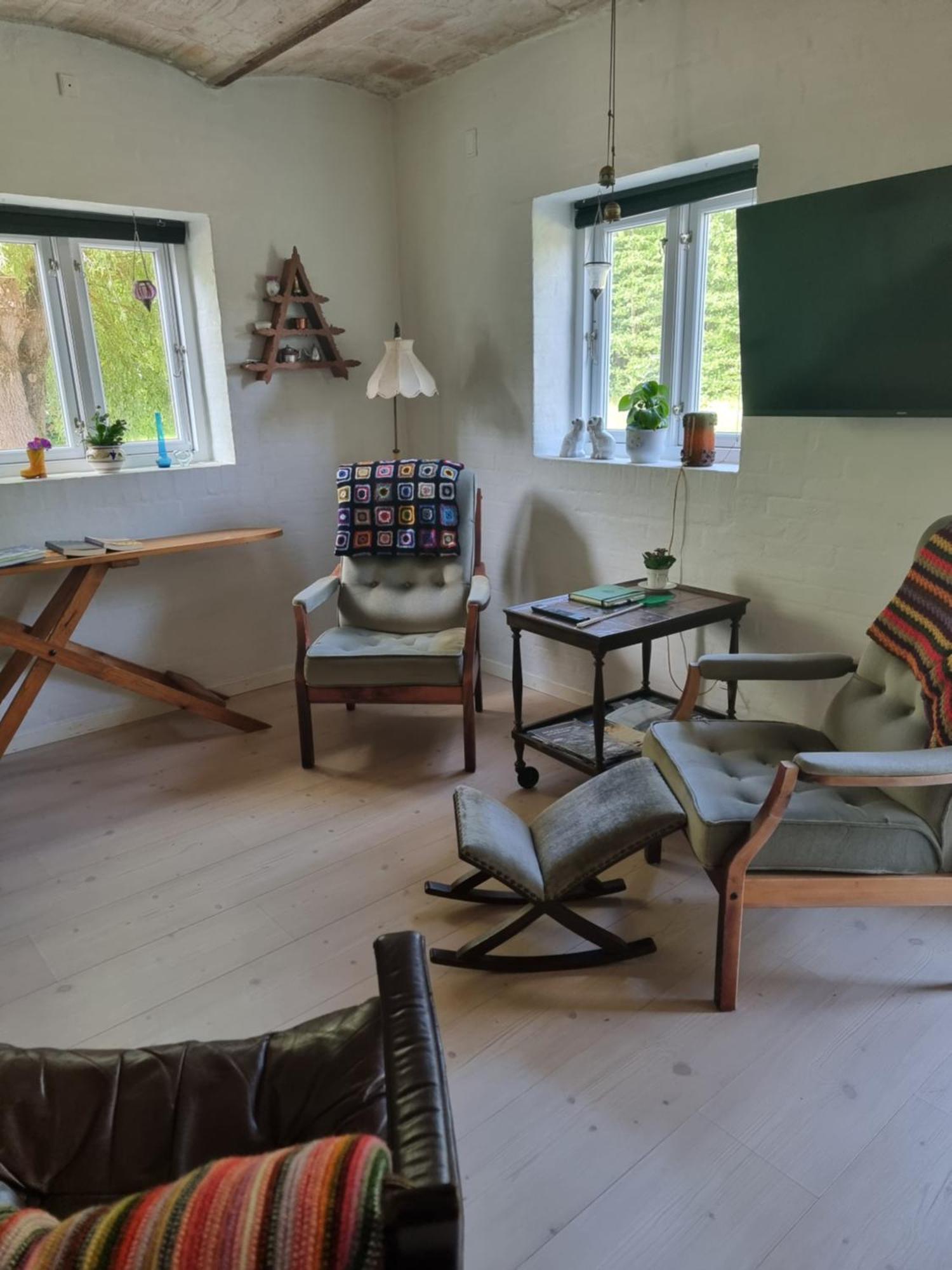 Under Regnbuen, Dit Fristed Pa Haervejen Them Esterno foto